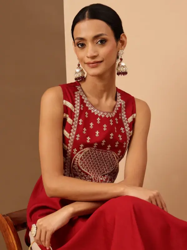 Kurta dritto in misto seta rossa con ricamo Zari