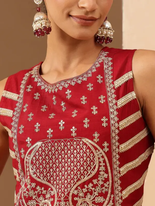 Kurta dritto in misto seta rossa con ricamo Zari