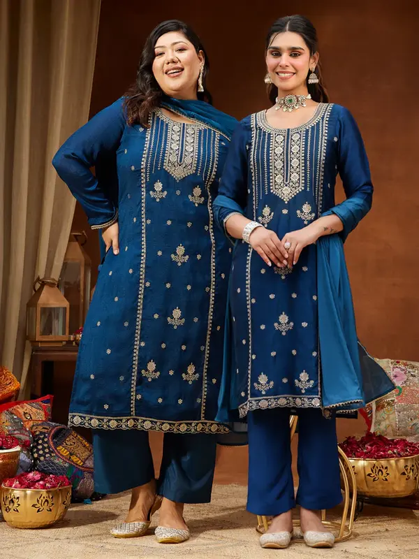 Set Kurta dritto ricamato in misto seta blu acqua con motivo Zari