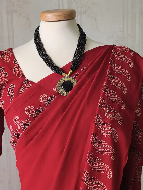 Saree elegante in Georgette rosso con camicetta pronta da indossare - immagine 3