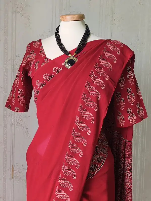 Saree elegante in Georgette rosso con camicetta pronta da indossare
