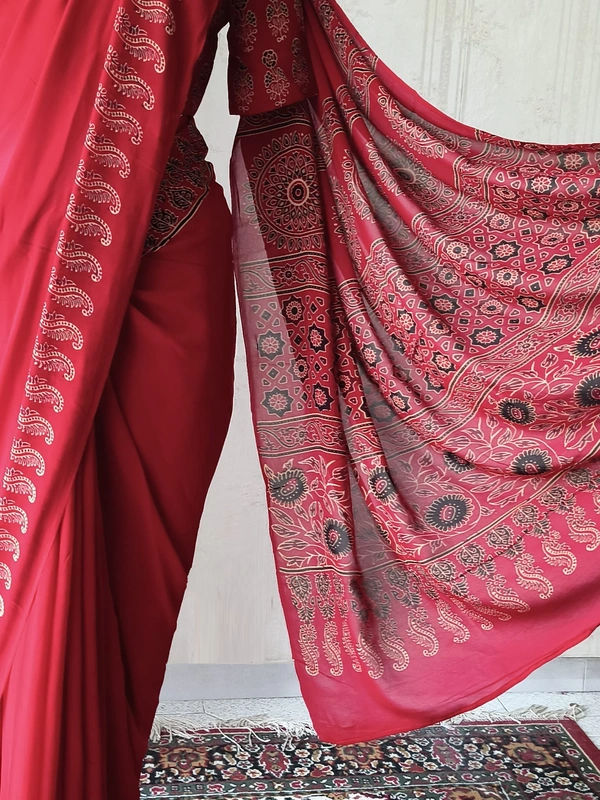 Saree elegante in Georgette rosso con camicetta pronta da indossare - immagine 2