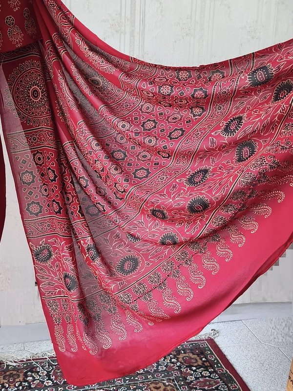 Saree elegante in Georgette rosso con camicetta pronta da indossare - immagine 4