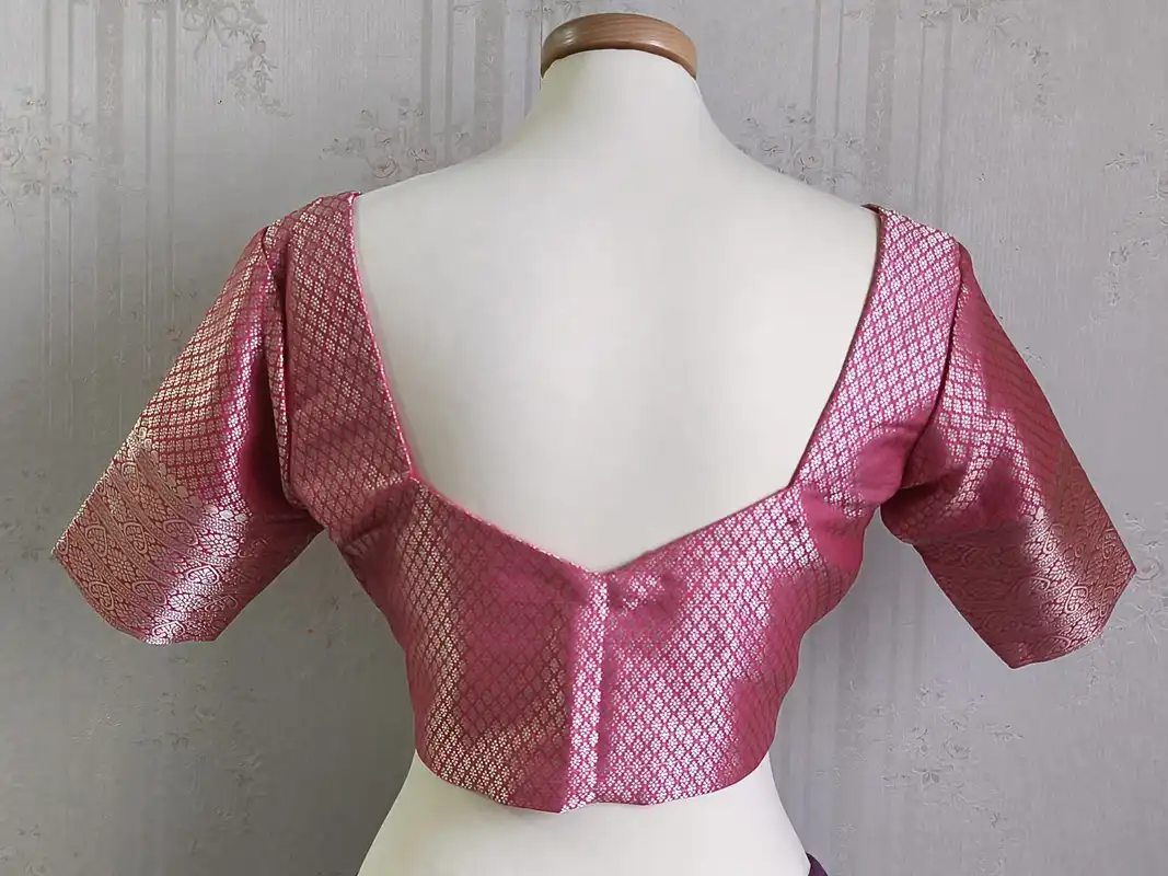 Saree elegante in Georgette rosso con camicetta pronta da indossare