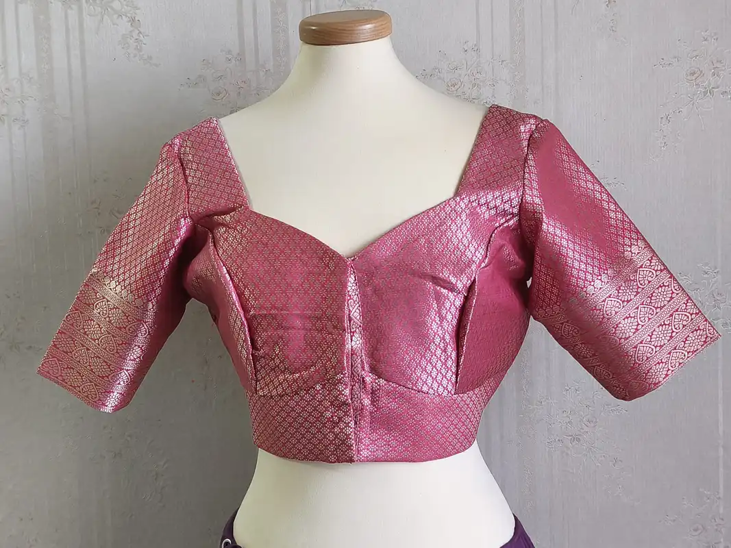 Saree elegante in Georgette rosso con camicetta pronta da indossare