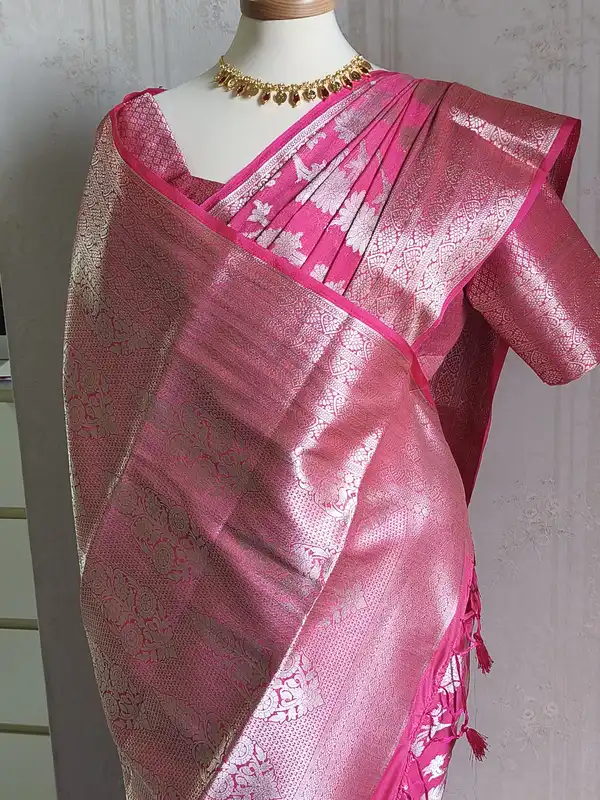 Saree elegante in Georgette rosso con camicetta pronta da indossare