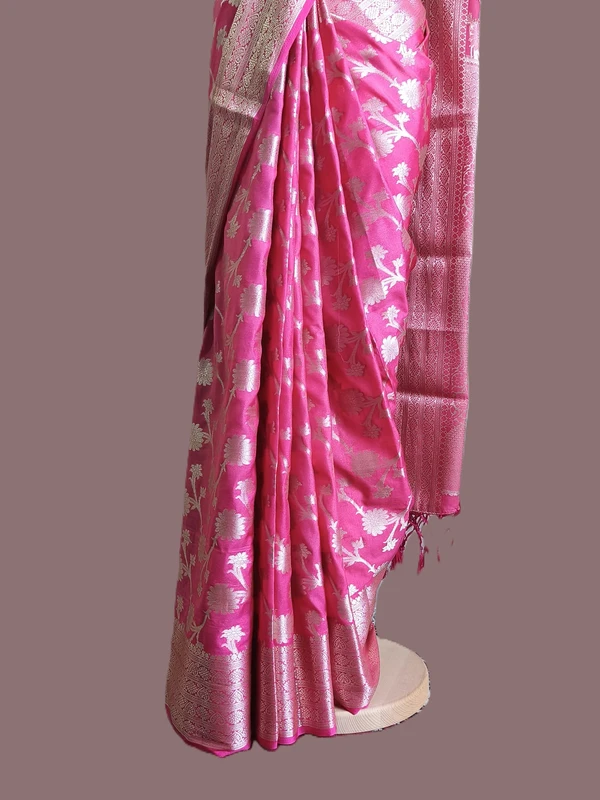 Saree elegante in Georgette rosso con camicetta pronta da indossare