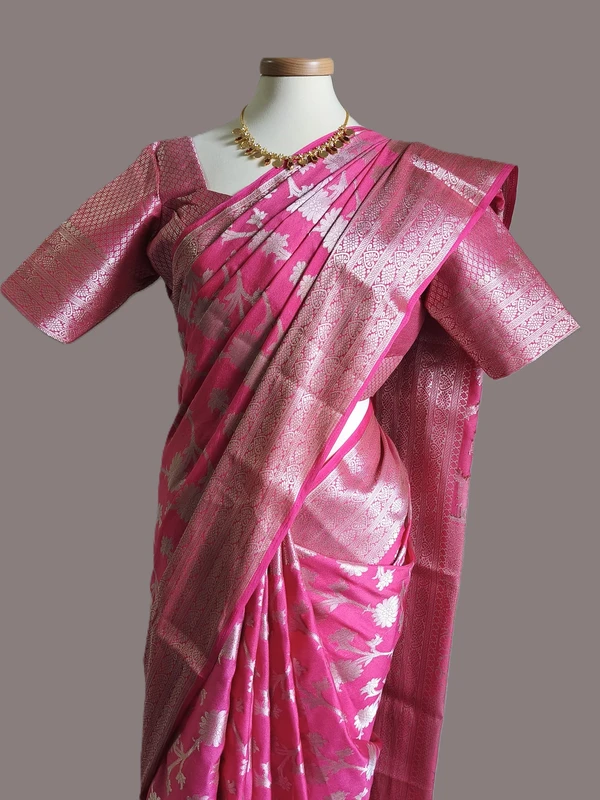 Saree elegante in Georgette rosso con camicetta pronta da indossare