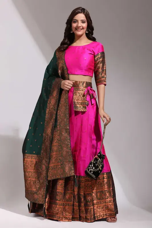 Half saree ricamato con camicetta e dupatta