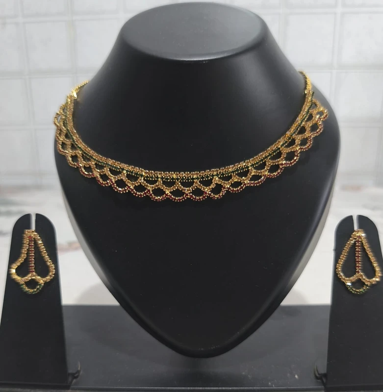 Set Collana con ricamo di perline dorate rossi e verdi