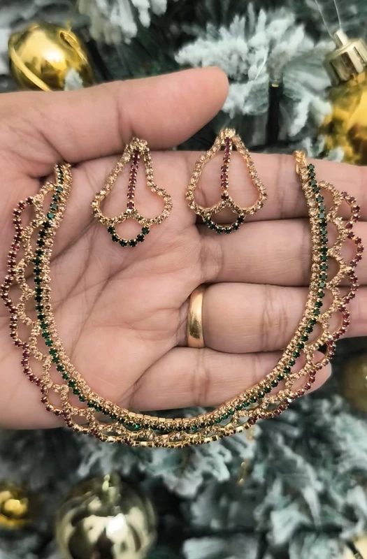 Set Collana con ricamo di perline dorate rossi e verdi