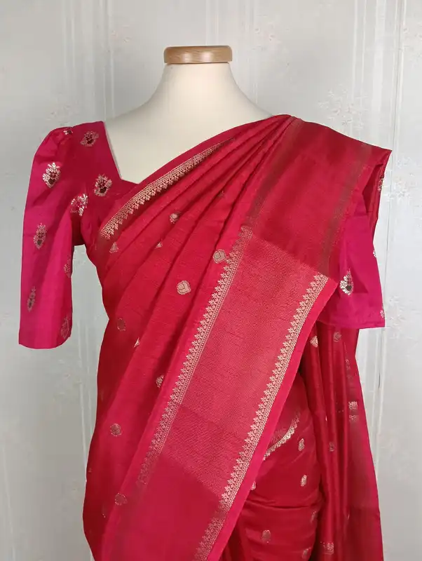 Sari in seta Dola rosa-rossastro con camicetta pronta