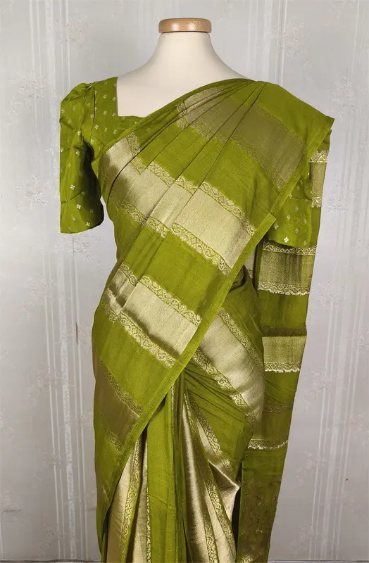 Sari in georgette banarasi verde oliva con camicetta cucita