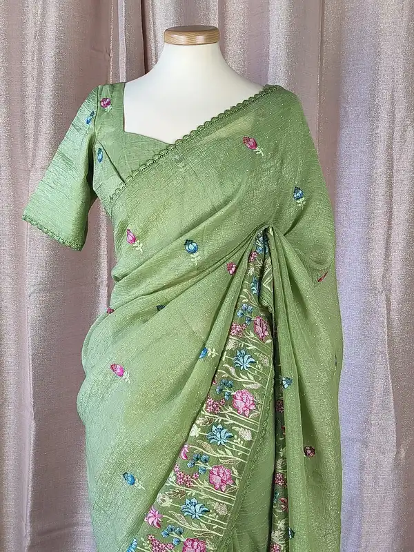 Sari ricamato in organza morbida, camicetta cucita