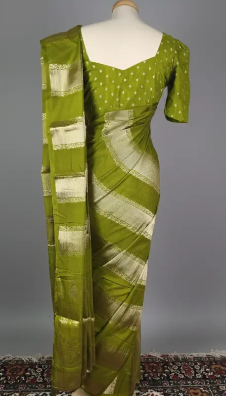 Sari in seta Dola rosa-rossastro con camicetta