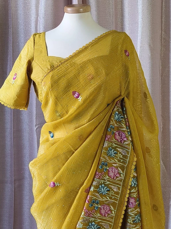 Sari ricamato in organza morbida, camicetta cucita