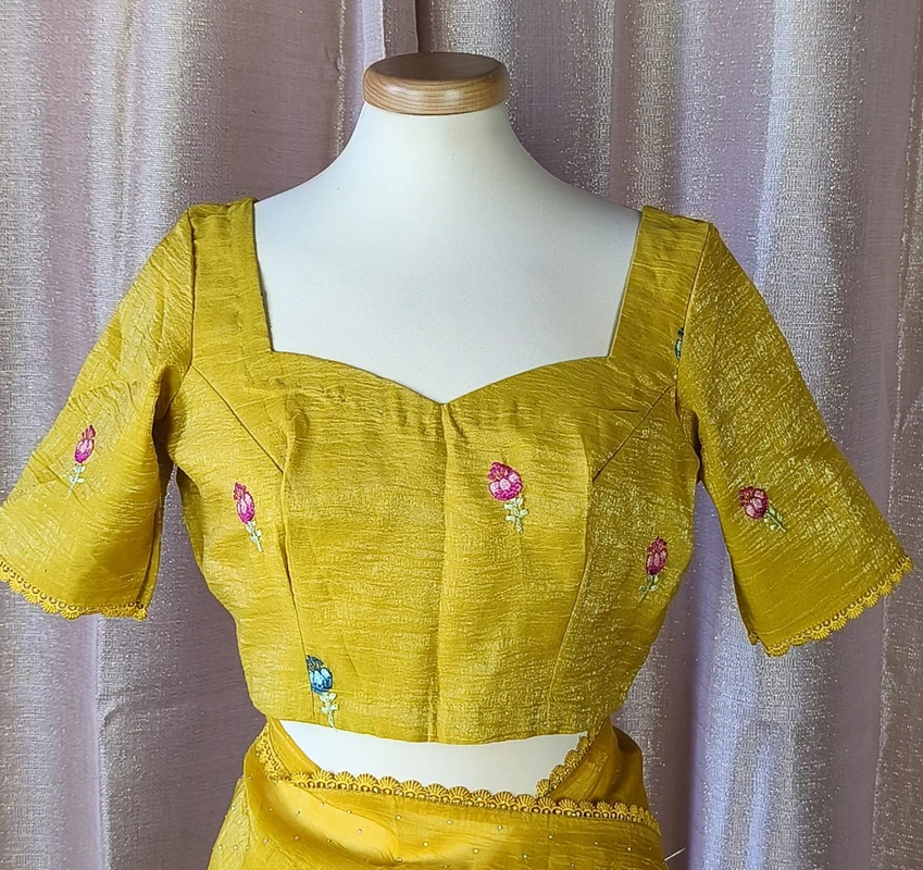 Sari ricamato in organza morbida, camicetta cucita