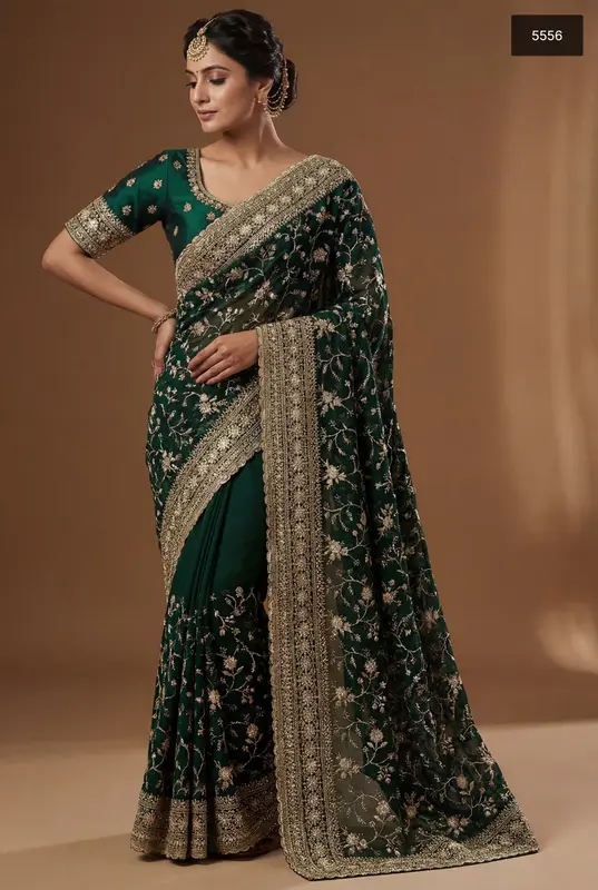 Sari in raso di seta premium con pesanti ricami in Cremisi Radiance