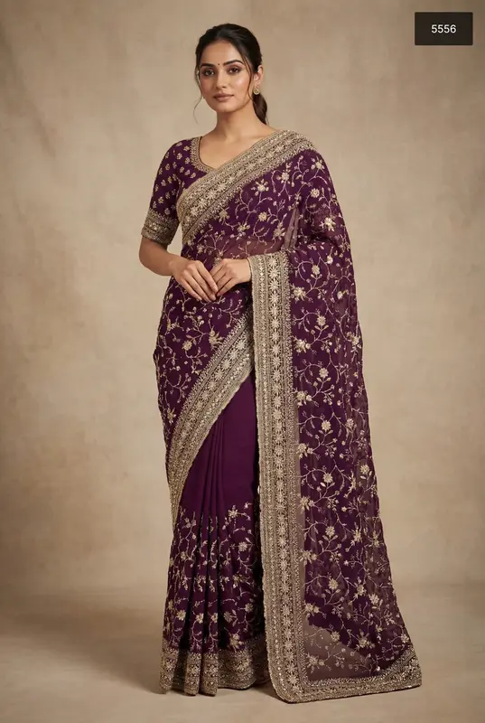 Sari in raso di seta premium con pesanti ricami in Cremisi Radiance