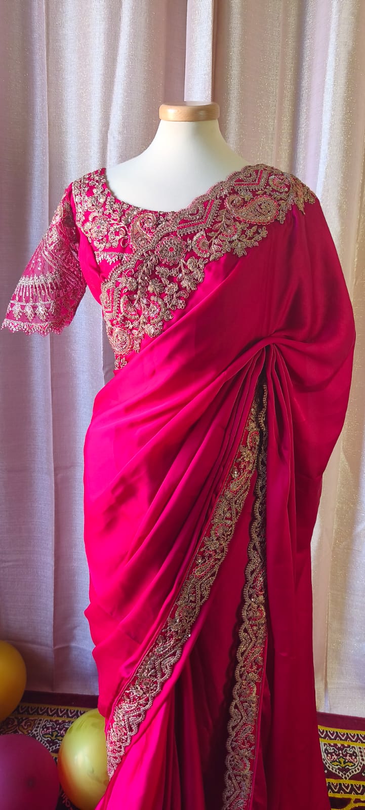 Sari in puro satin chiffon oro con blouse Banglori ricamato