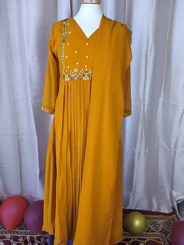 Kurta a trapezio plissettato in georgette gialla con dupatta.