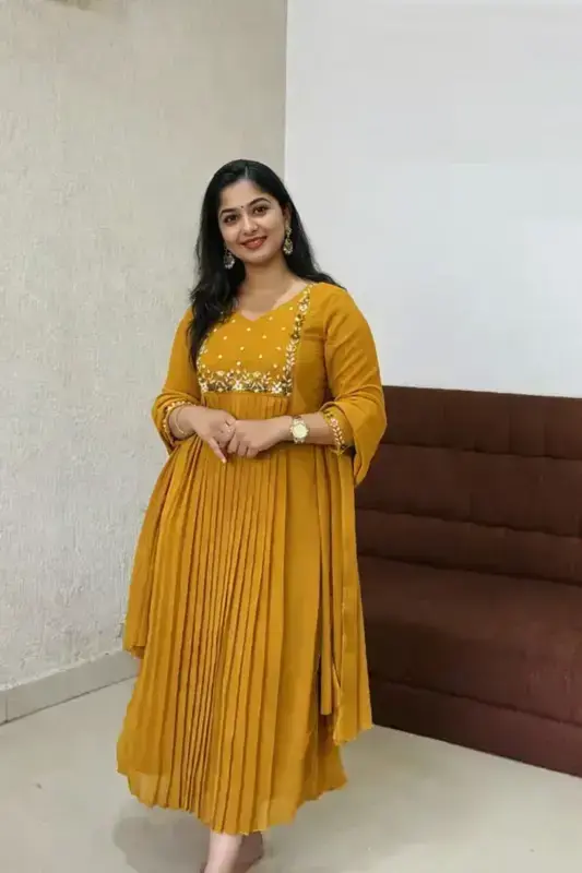 Kurta a trapezio plissettato in georgette gialla con dupatta.