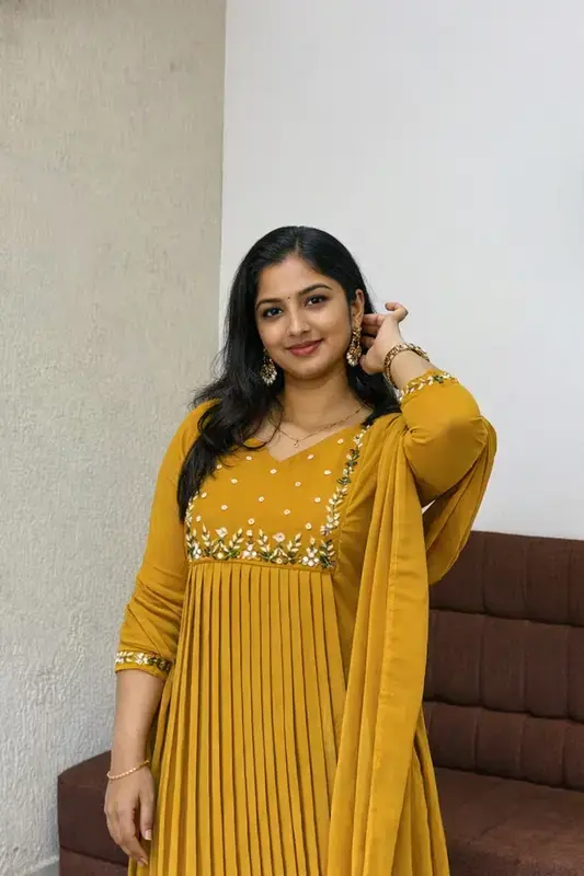 Kurta a trapezio plissettato in georgette gialla con dupatta.