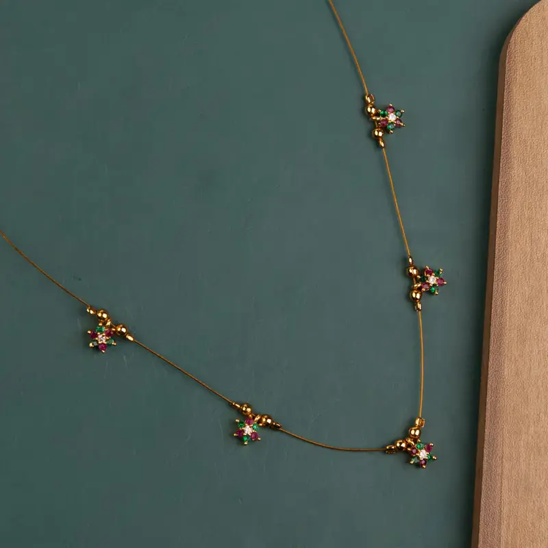 Collana Invisibile con Pietre Verdi e Rubino Elegante