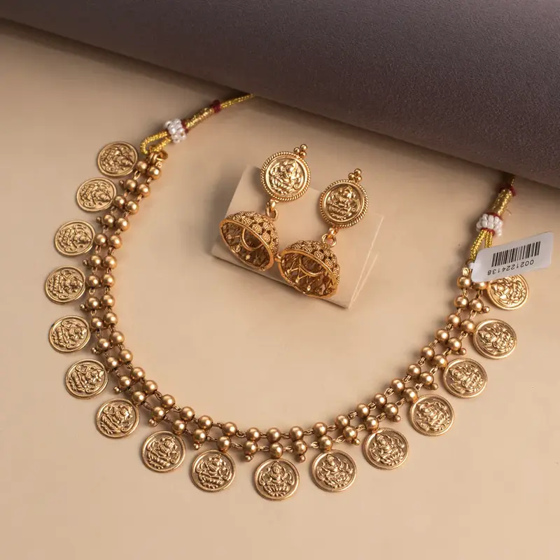 Set Collana Monete Dorate con Orecchini Jhumka Tradizionali