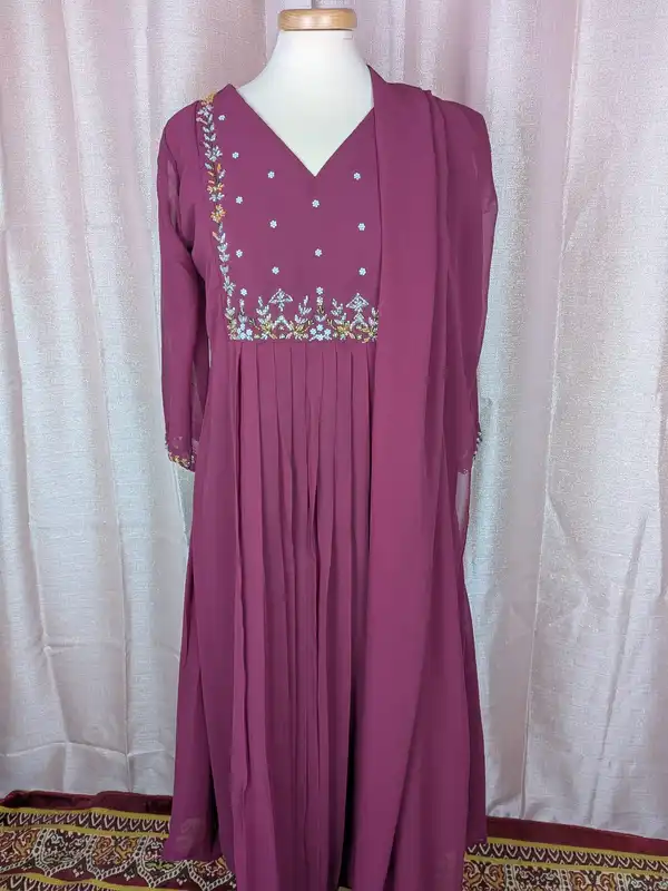 Kurta a trapezio plissettato in georgette magenta haze con dupatta.