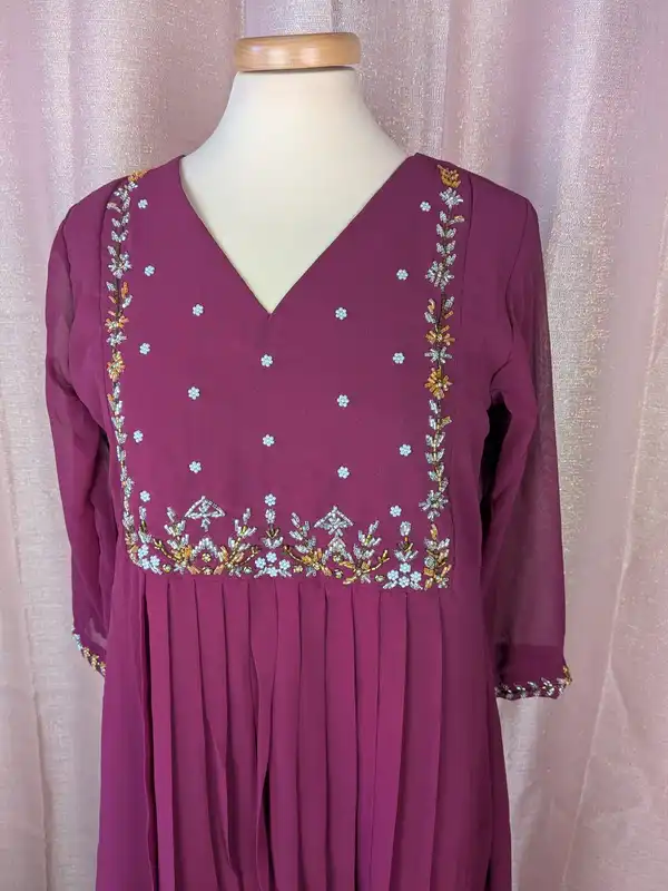 Kurta a trapezio plissettato in georgette magenta haze con dupatta.