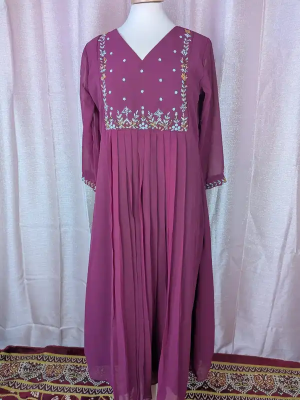 Kurta a trapezio plissettato in georgette magenta haze con dupatta.