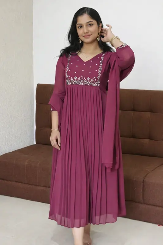 Kurta a trapezio plissettato in georgette magenta haze con dupatta.