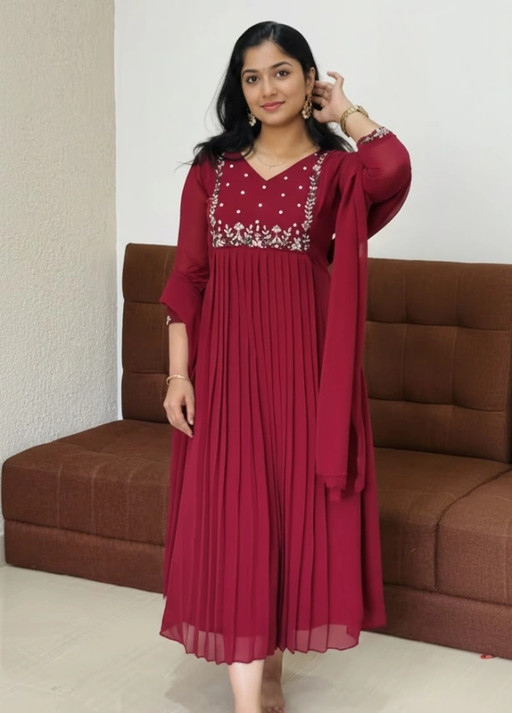 Kurta a trapezio plissettato in georgette bordò con dupatta.