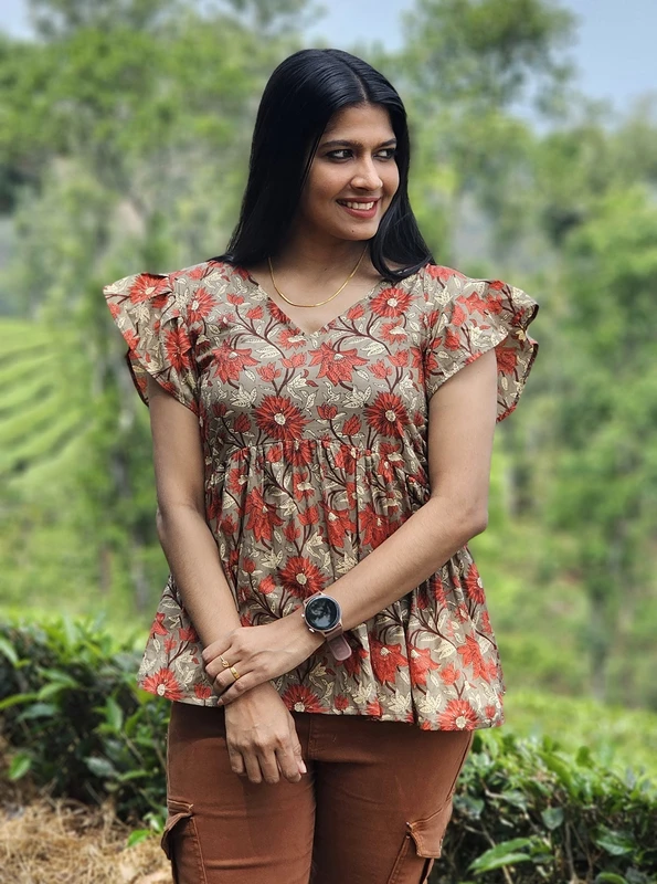 Top Peplum Floreal – Morbidezza e Stile in Cotone