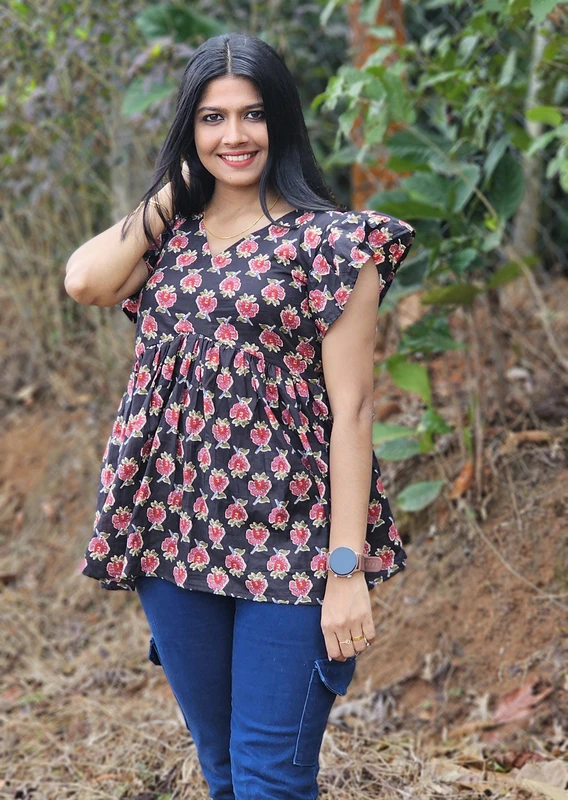 Top Peplum Floreal – Morbidezza e Stile in Cotone