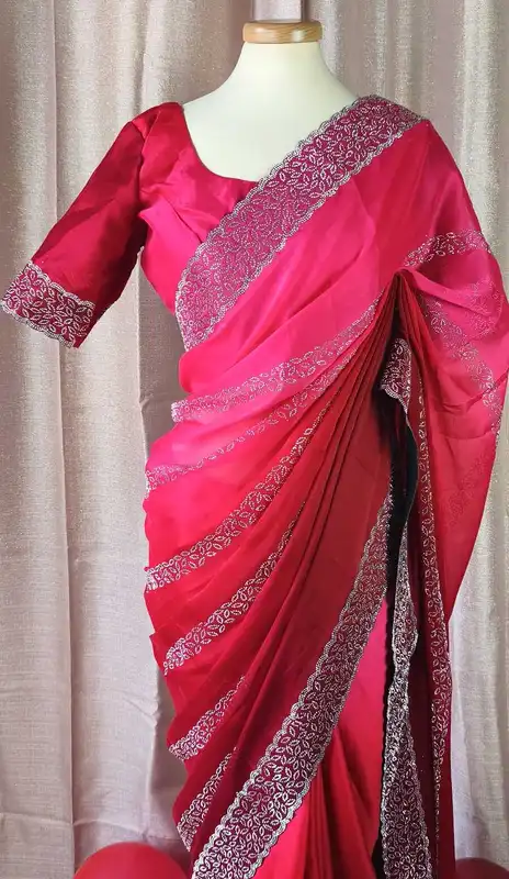 Sari da festa in rangoli seta rosso sfumato con camicetta pronta