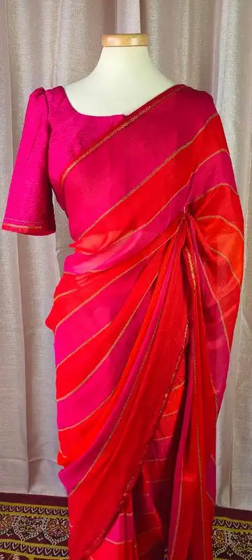 Sari in chiffon con sfumature di rosa, rosso e arancione con camicetta pronta