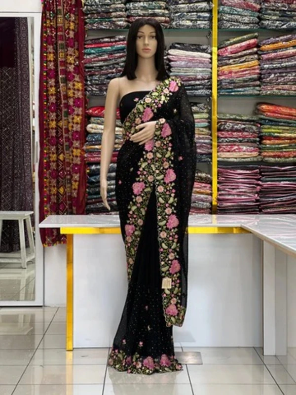 Elegante sari in georgette nera con bordo ricamato a fiori multicolore. camiceta pronta