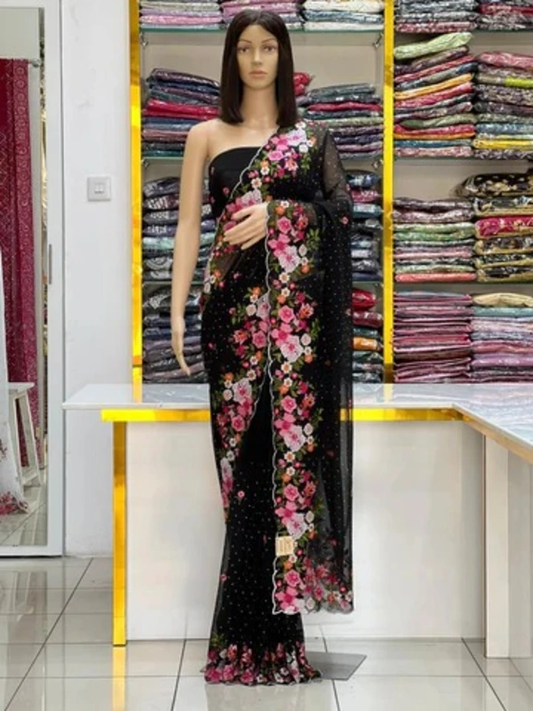 Sari in georgette nera con elaborati ricami floreali multicolore e applicazioni di paillettes, camiceta pronta