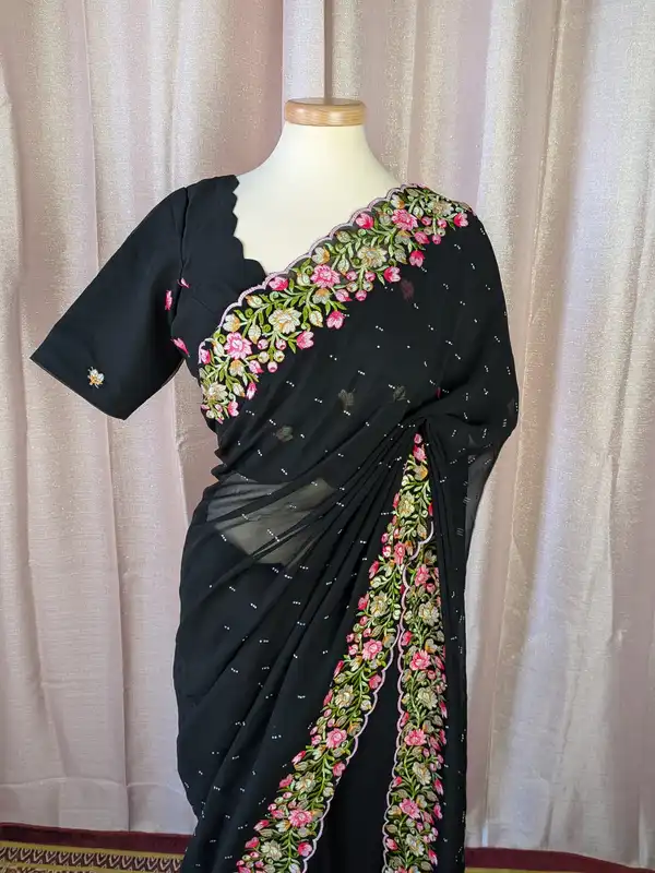 Elegante sari in georgette nera con bordo ricamato a fiori multicolore. camiceta pronta