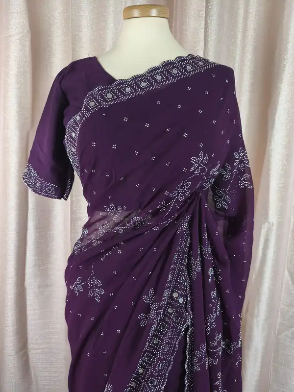 Sari in georgette color vino con bordo pesante a specchietti e camicetta pronta