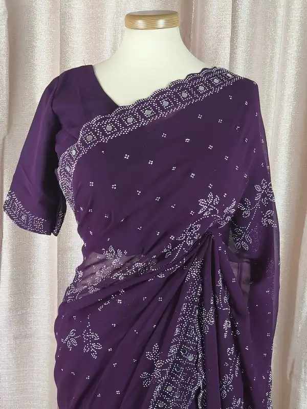 Sari in georgette color vino con bordo pesante a specchietti e camicetta pronta