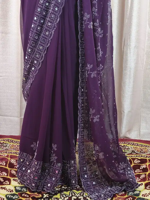 Sari in georgette color vino con bordo pesante a specchietti e camicetta pronta