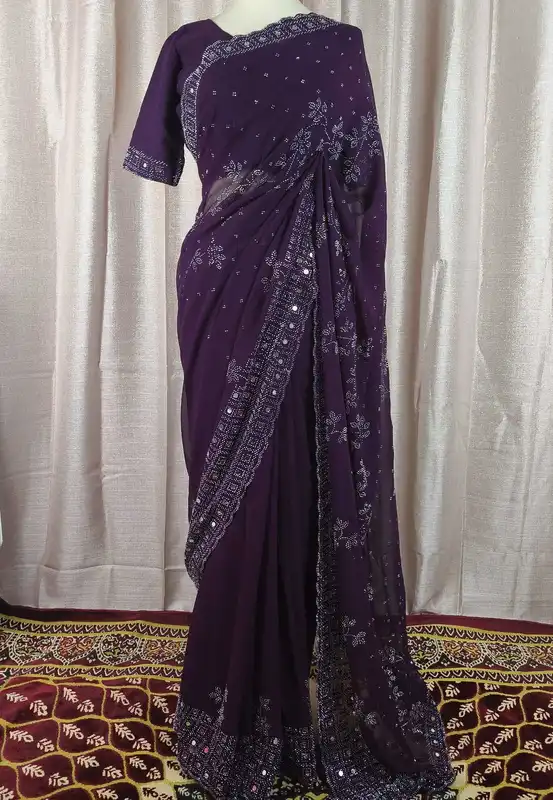 Sari in georgette color vino con bordo pesante a specchietti e camicetta pronta