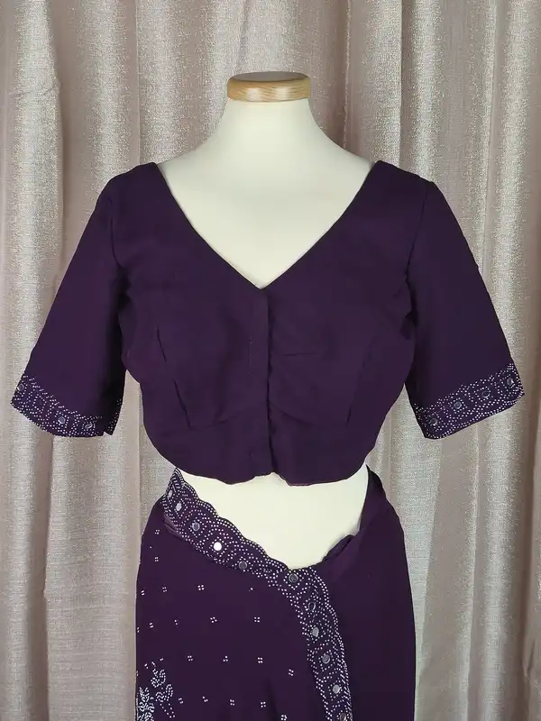 Sari in georgette color vino con bordo pesante a specchietti e camicetta pronta