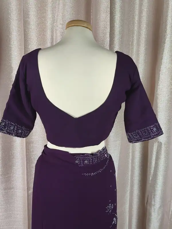 Sari in georgette color vino con bordo pesante a specchietti e camicetta pronta