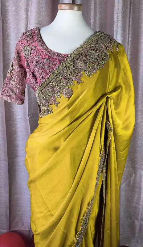Sari in puro satin chiffon oro con blouse Banglori ricamato