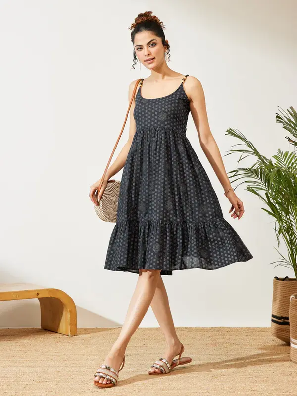 Abito svasato blu in puro cotone con stampa floreale