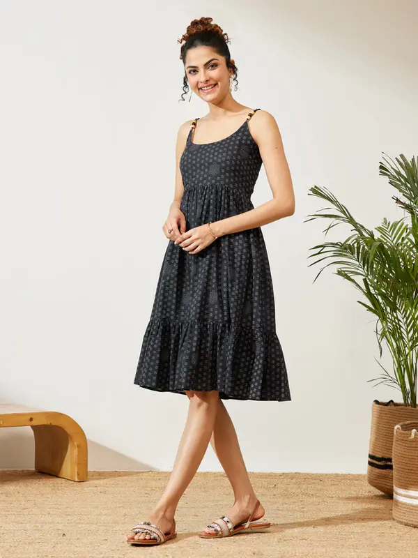 Abito svasato blu in puro cotone con stampa floreale